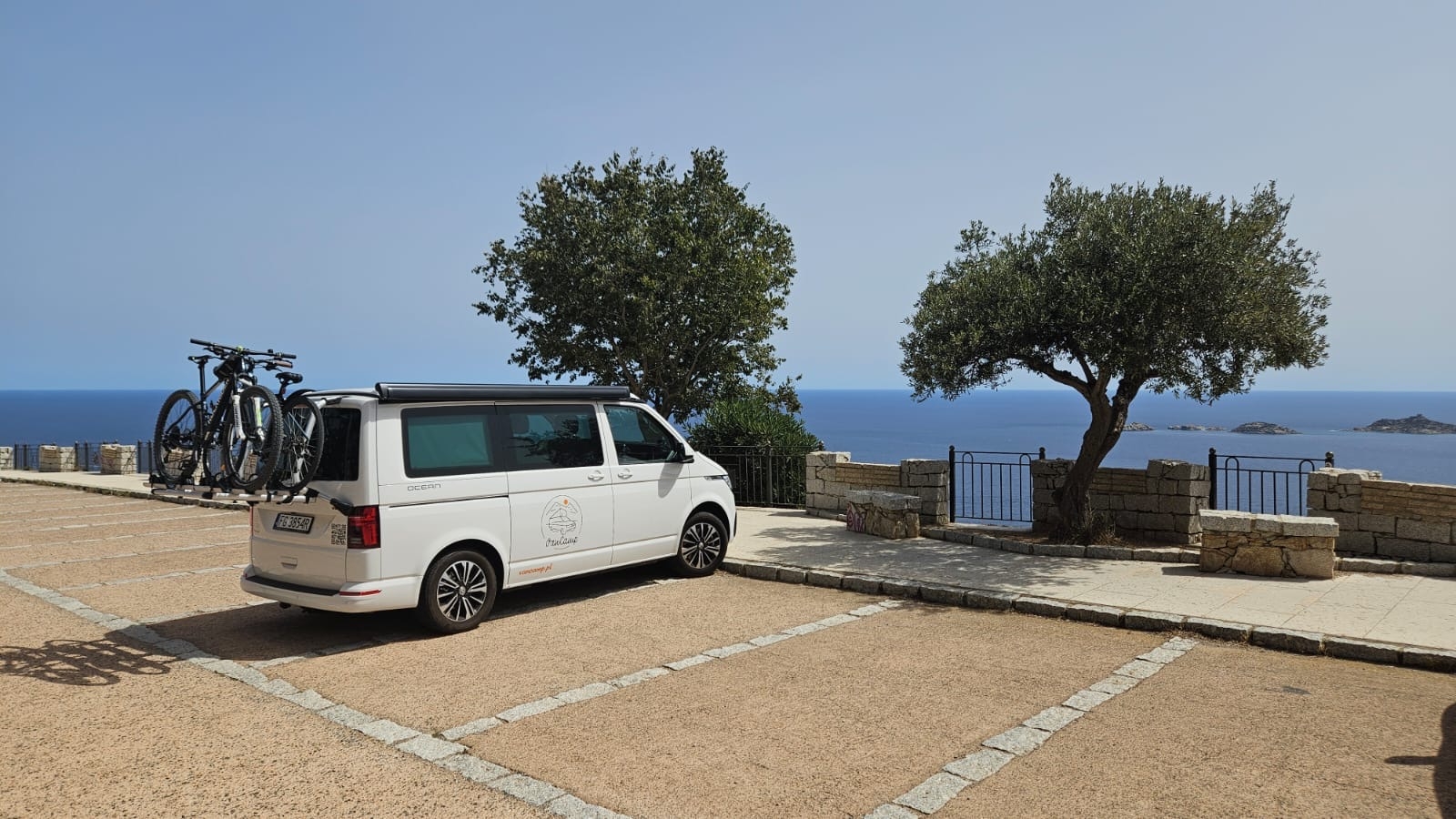 Volskwagenem California na Sardynię